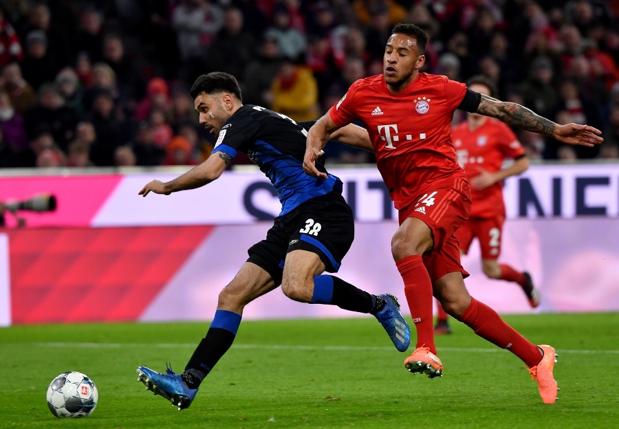 Na snímke hráč Bayernu Corentin Tolisso (vpravo) a  Gerrit Holtmann z Paderbornu (vľavo).