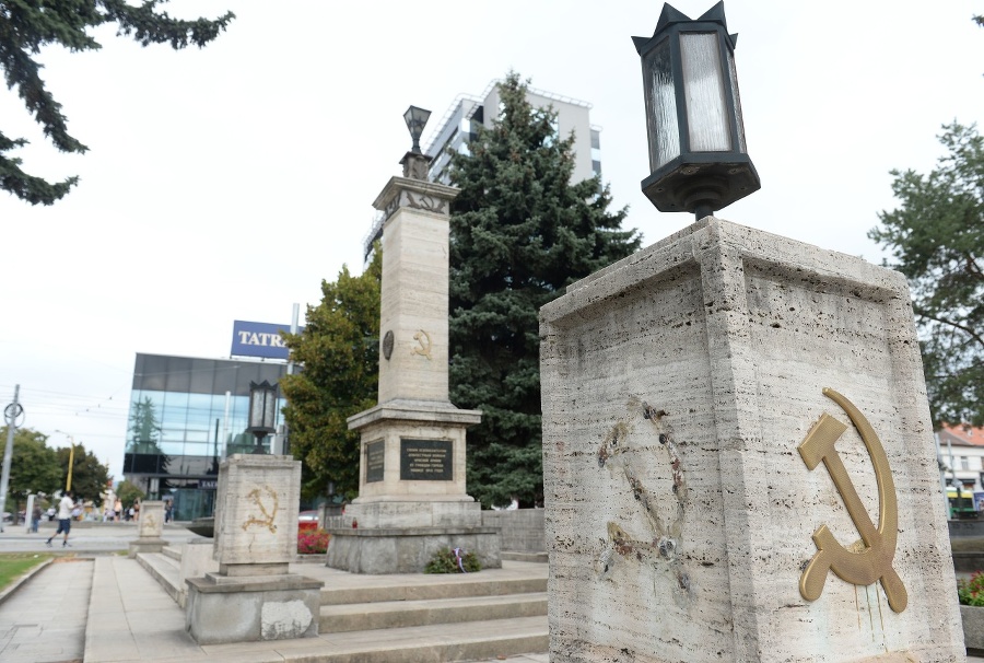 Lorenz tiež v auguste 2017 odstránil z pamätníka padlých sovietskych vojakov v centre Košíc symboly kosáka a kladiva.