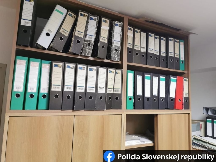  Pre podozrenie z korupcie na pozemkovom fonde zadržala štyroch ľudí