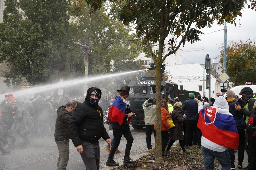 Policajti museli zasiahnuť.