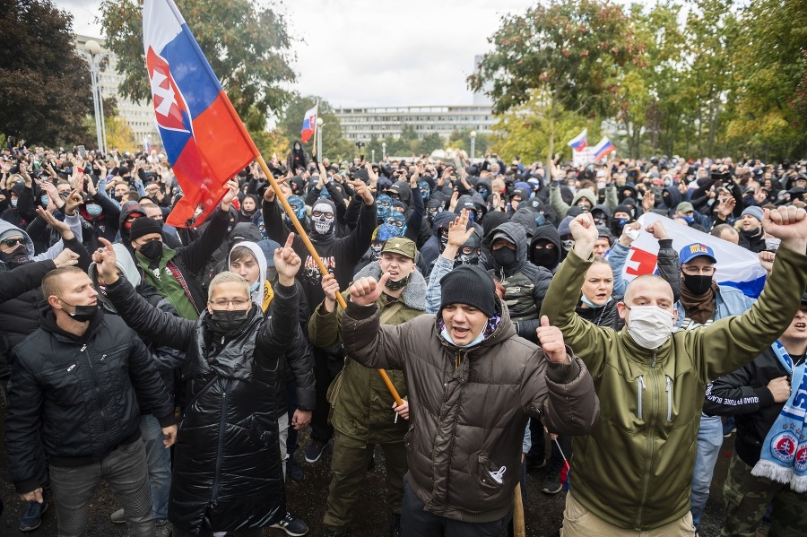 Protestujúci nesúhlasia s opatreniami v súvislosti s pandémiou koronavírusu.