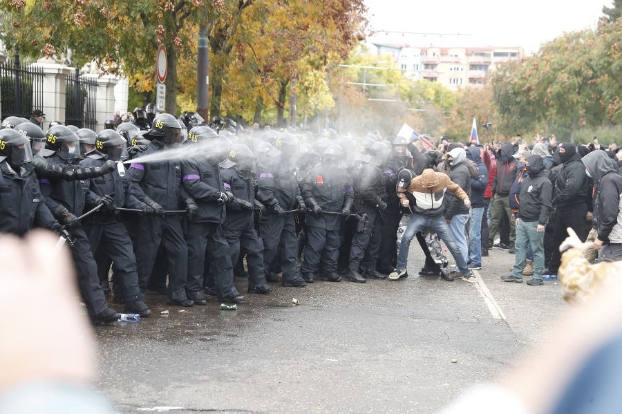 Ultras protestujú pred úradom vlády, policajti použili aj slzný plyn