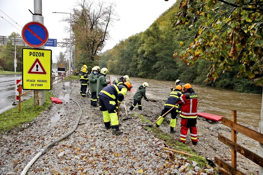 Hasiči stavajú protipovodňové zábrany