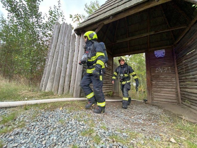 Pražský skanzen zachváili plamene.