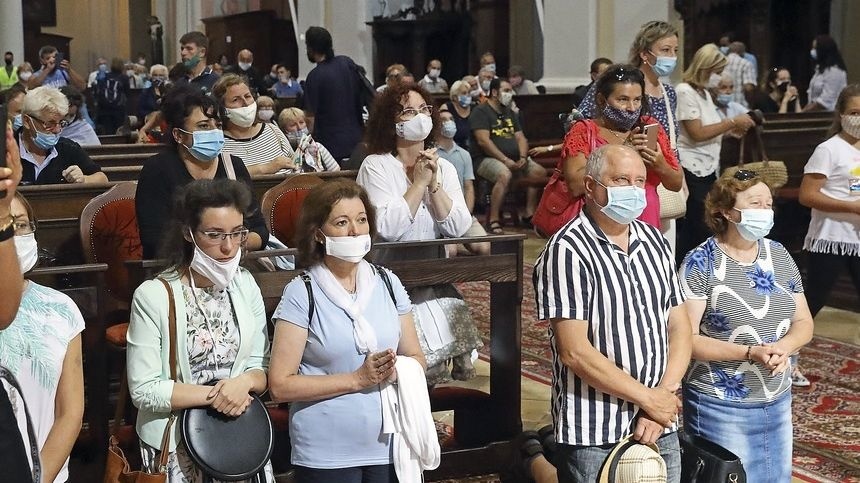 Konferencia biskupov Slovenska tvrdí, že zakázať bohoslužby môžu len biskupi. 
