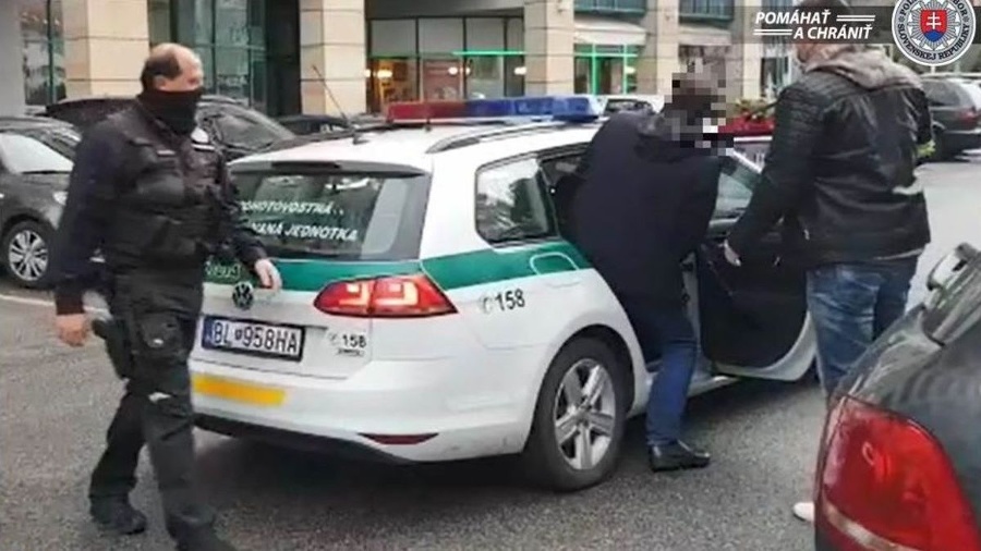 Kusého odviezli policajti spred