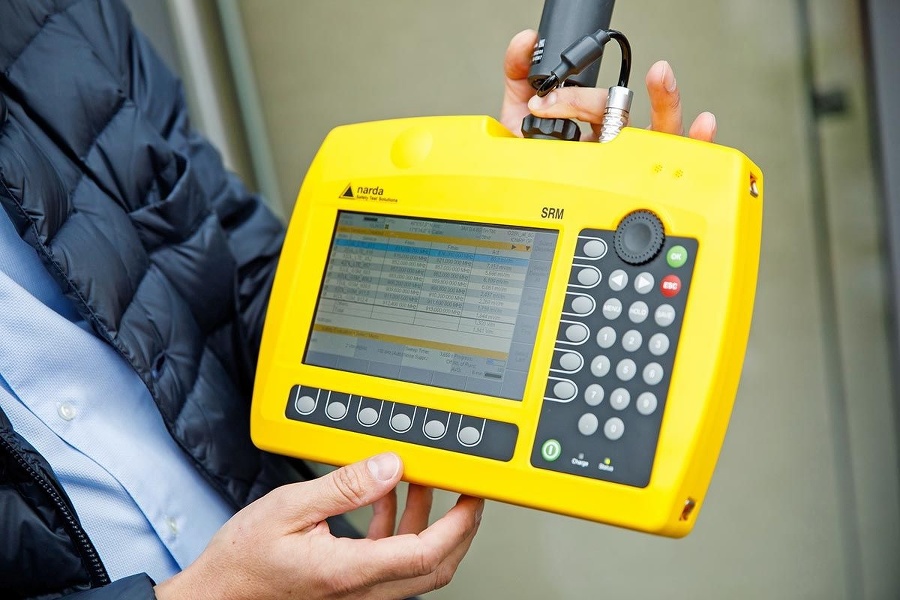 Týmto prístrojom sa pravidelne kontroluje úroveň elektromagnetického žiarenia.