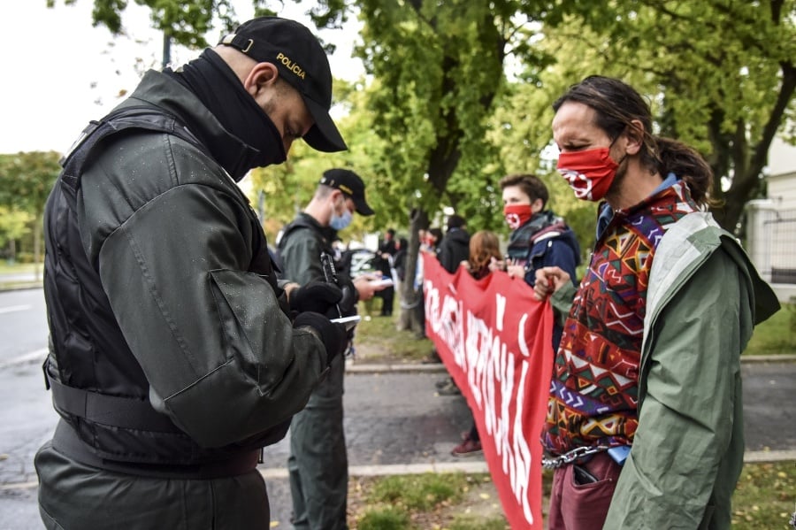 Policajti kontrolujú osobné doklady