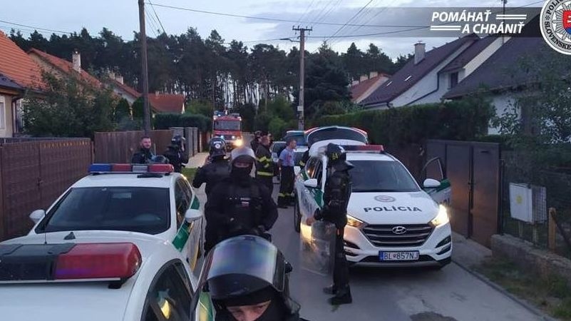 Na miesto dorazili policajti, hasiči a záchranári. 