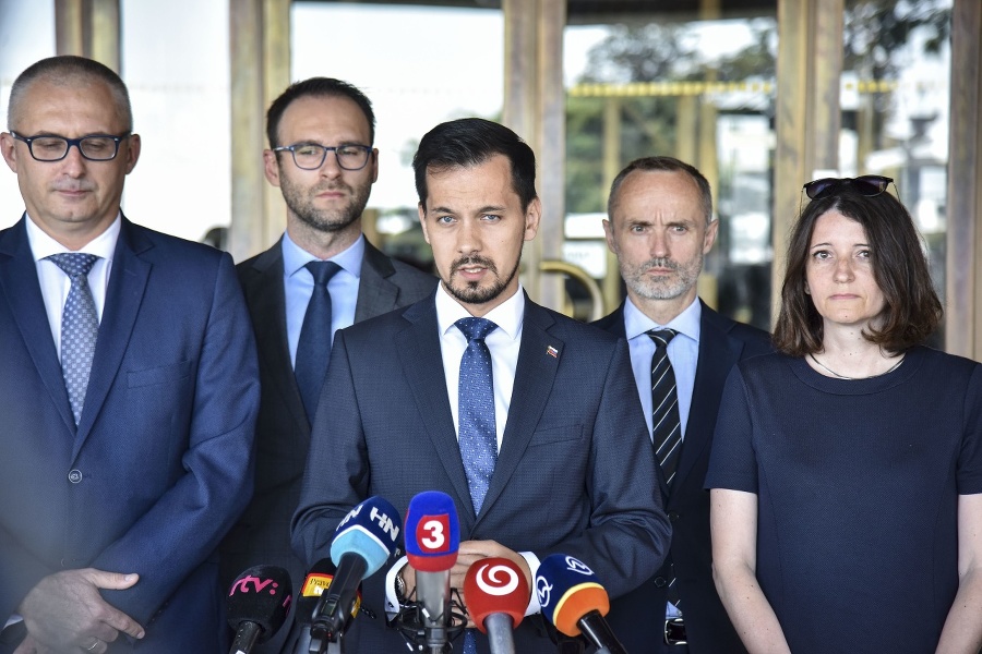Poslanci strany Za ľudí, zľava Miroslav Kollár, Tomáš Lehotský, Juraj Šeliga, Tomáš Valášek, Jana Žitňanská