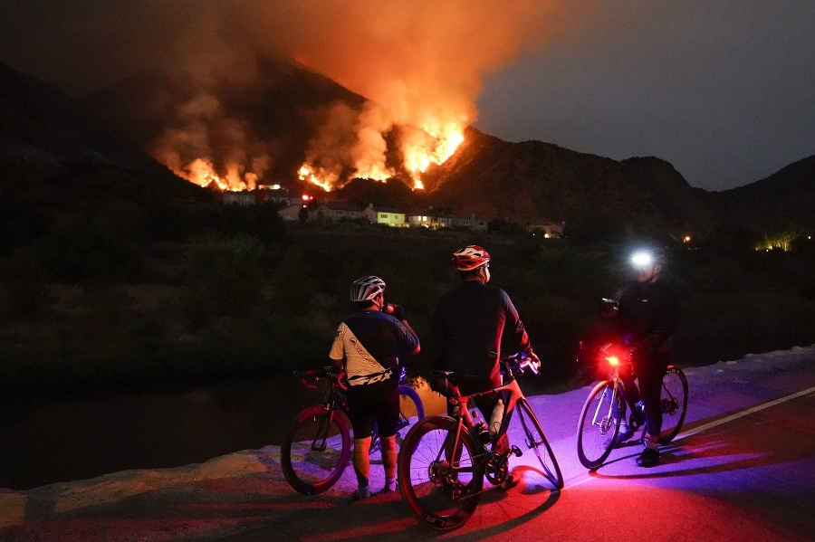 Cyklisti sledujú lesný požiar,