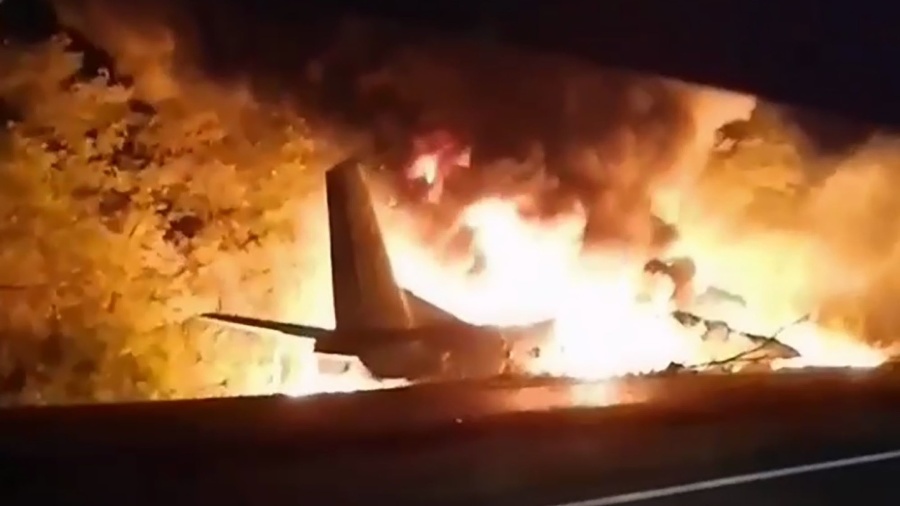 Lietadlo pohltili plamene. 