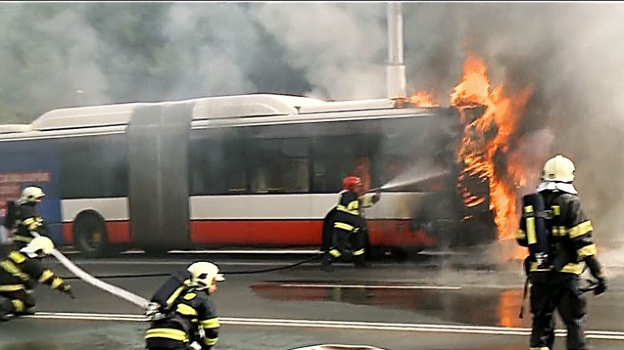 Autobus zachvátili plamene a