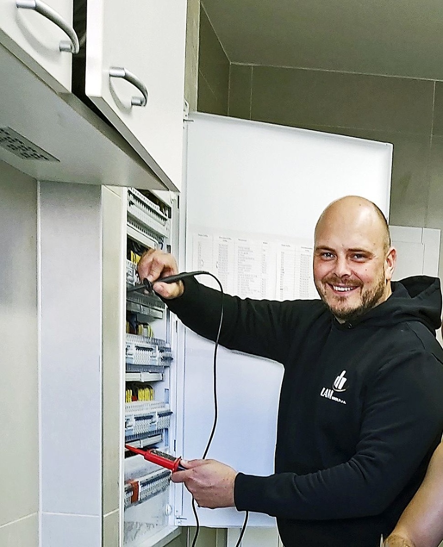 V živote ho živí práca s elektrinou. 