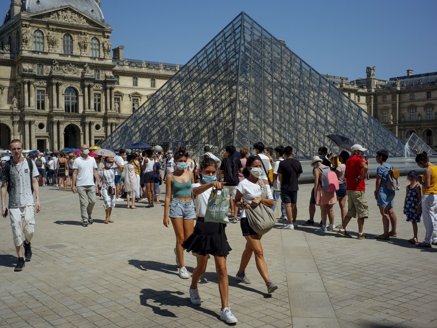 Ľudia pri múzeu Louvre,