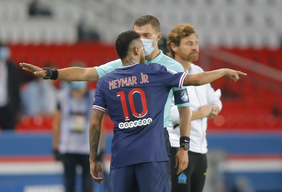 Neymar v závere dostal červenú kartu.
