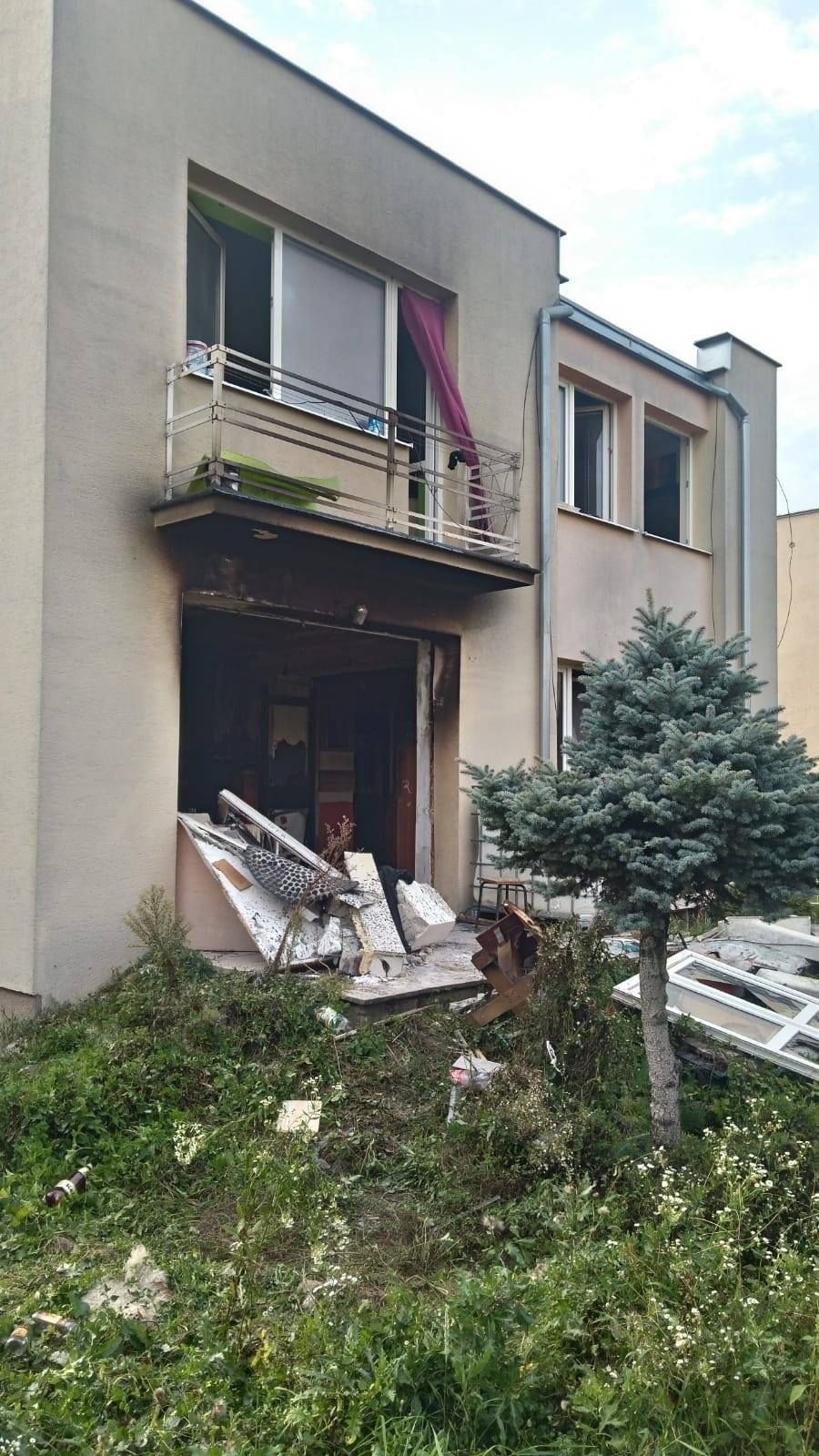 Výbuch vytrhol balkónové dvere