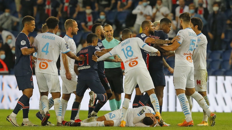 Paríž Saint-Germain prehral s Marseille 0:1,rozhodca vylúčil 5 hráčov.