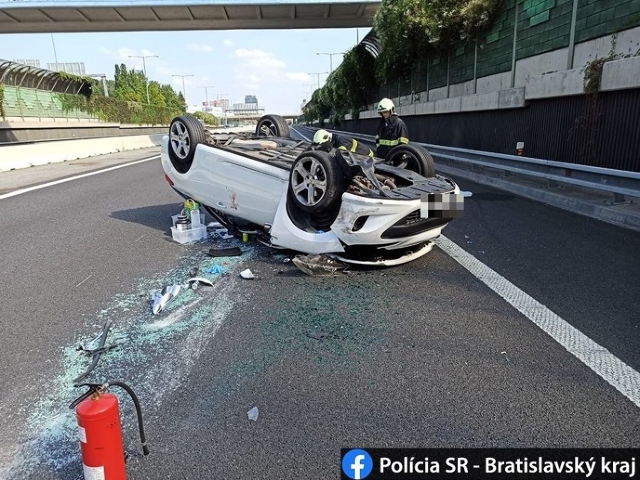 Auto skončilo na streche.