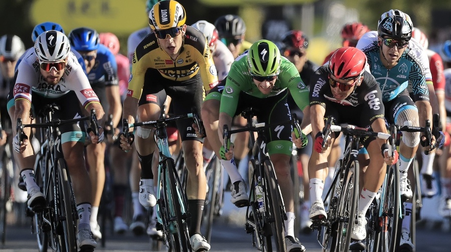 Záverečný špurt bol poriadne tesný. Peter Sagan (prvý zľava) obsadil 2. miesto.