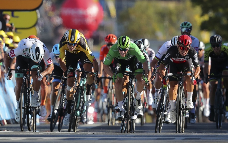 Záverečný špurt bol poriadne tesný. Peter Sagan (prvý zľava) obsadil 2. miesto.