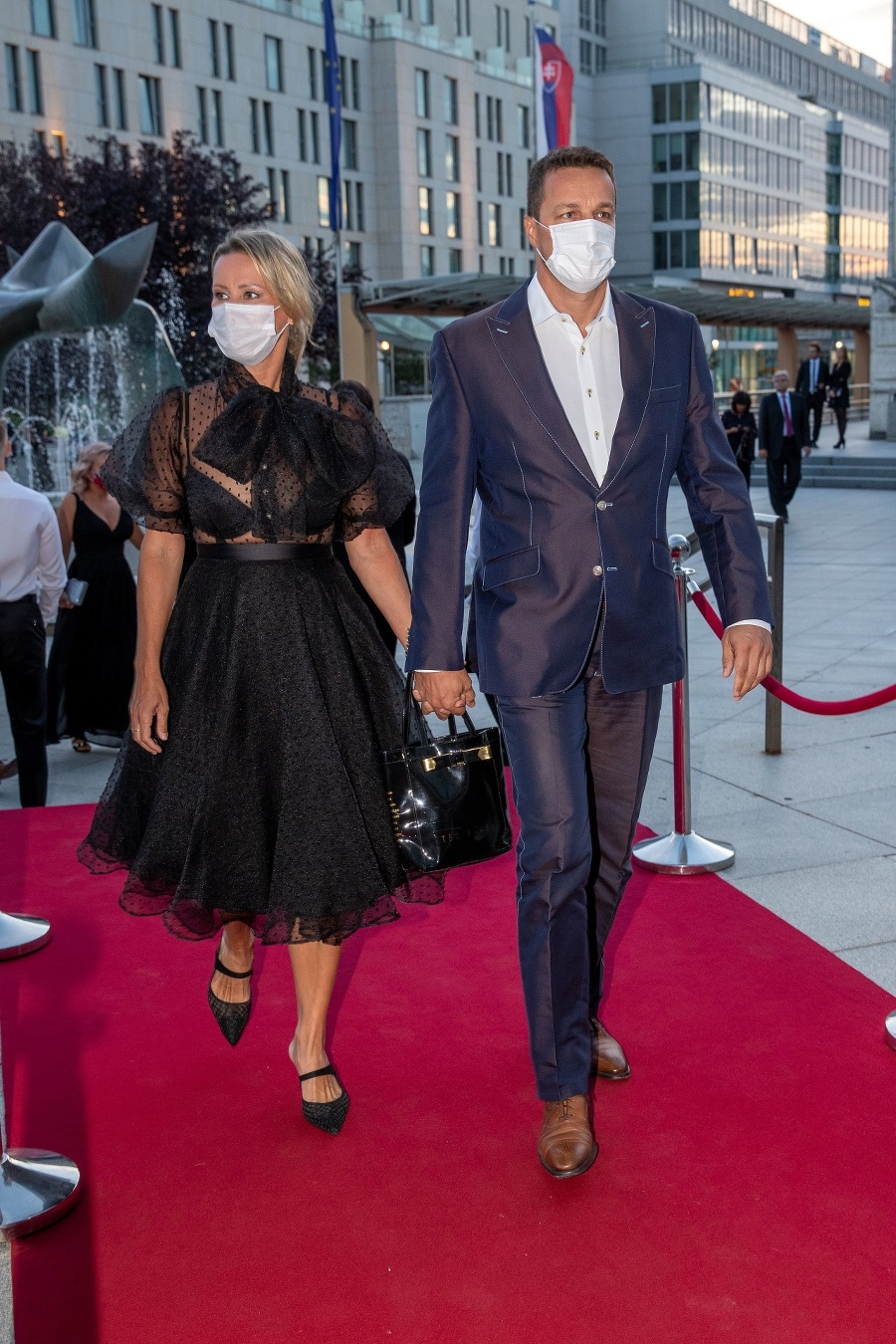 Moderátorka Erika Barkolová vsadila na čiernu elegantnú róbu.