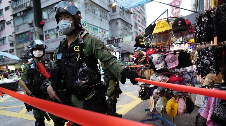 Hongkonská polícia zatkla stovky