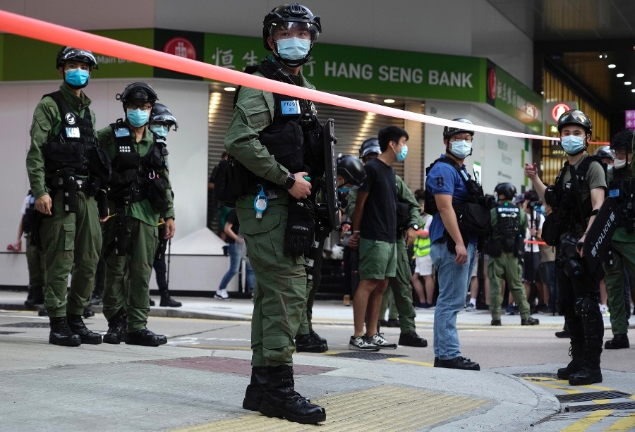 Hongkonská polícia zatkla stovky