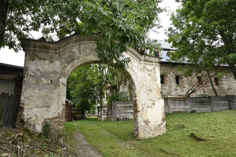 Vstupná brána starého kaštieľa