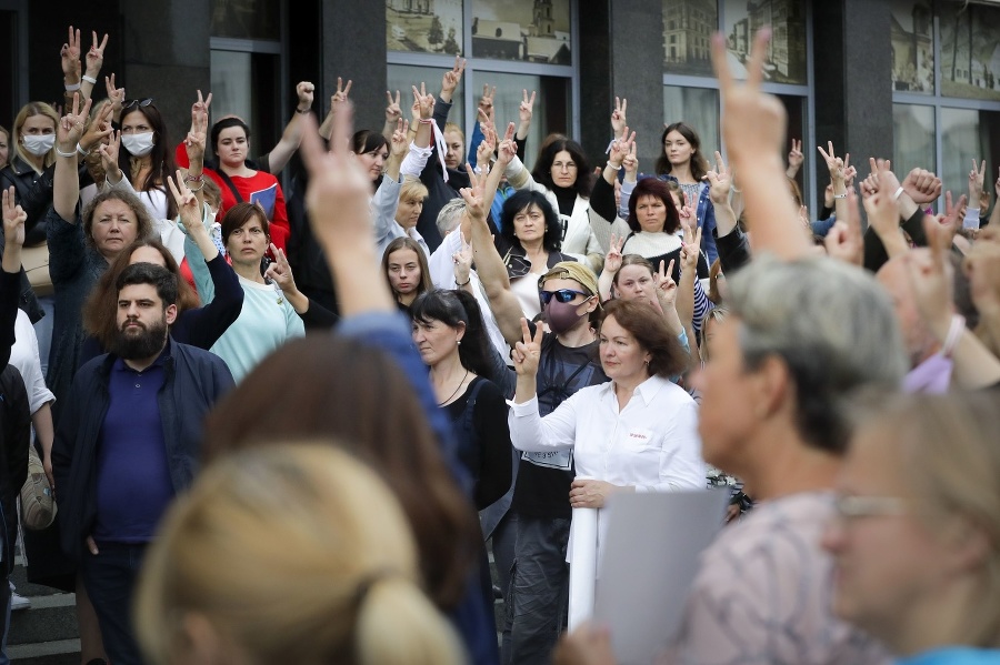 Pred ministerstvom školstva protestovali