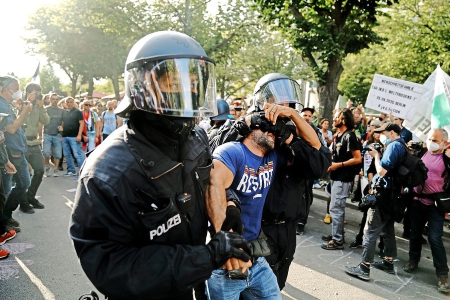 Policajti zasahovali na viacerých