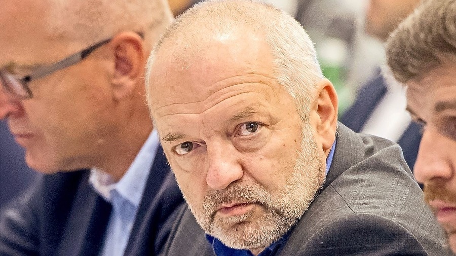 Konkurz: Podľa kuloárnych správ mal byť istým víťazom Galád. Štátny tajomník Husár (na obrázku) tvrdí, že podmienky nesplnil ani jeden kandidát.