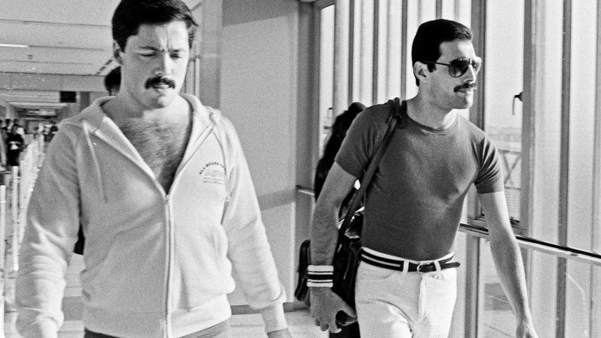 Peter sa s Freddiem spoznal v roku 1979 a bol jeho komorníkom až do spevákovej smrti.