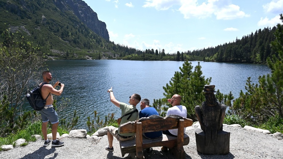 Jednou z vyhľadávaných a ľahko dostupných lokalít je Popradské pleso.