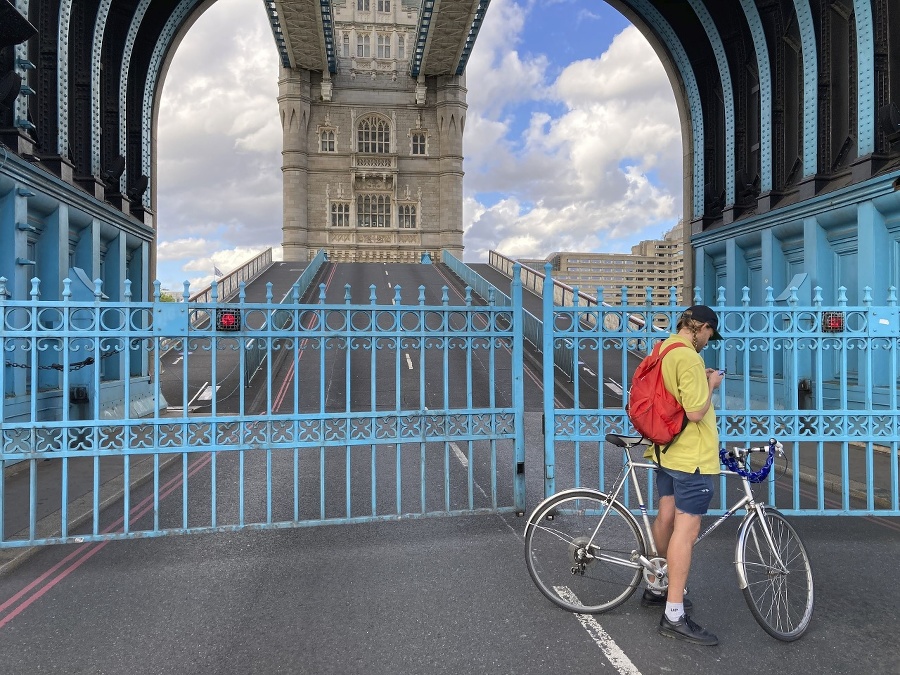 Tower Bridge je v