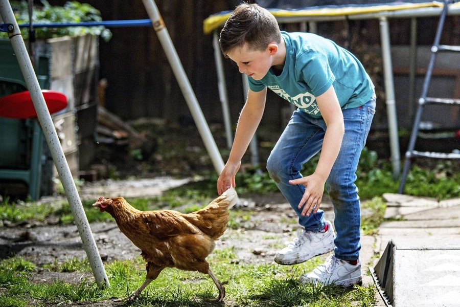 Chlapec so sliepočkou sa