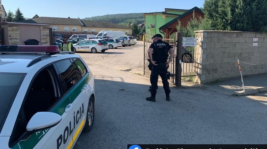 Policajná akcia Prameň prebieha