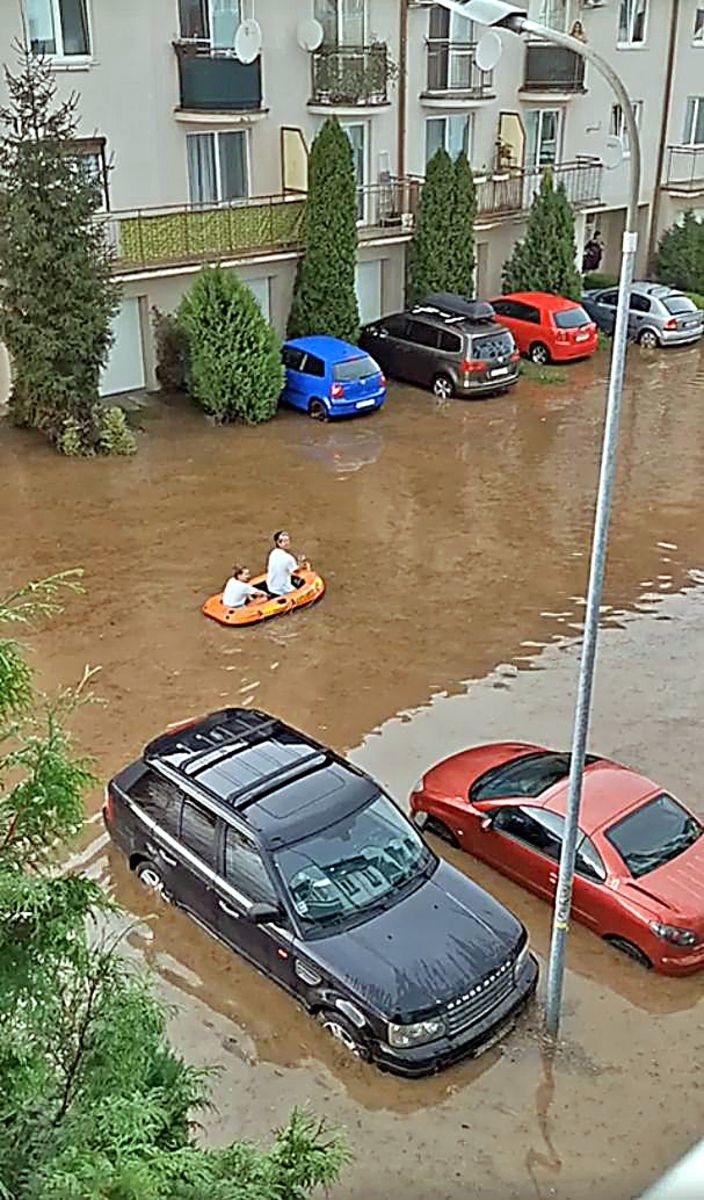 Niektorí situáciu brali s nadhľadom a do ulíc vyrazili na člnoch.