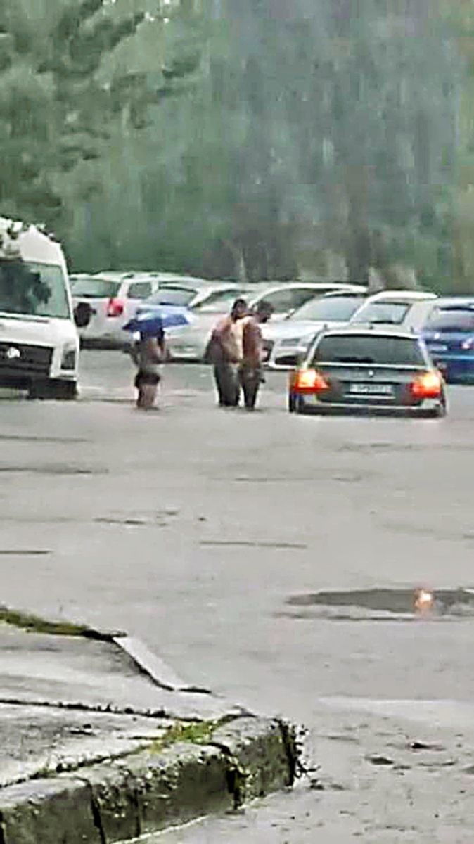 Majitelia bezradne stáli pri zatopených drahých autách. 