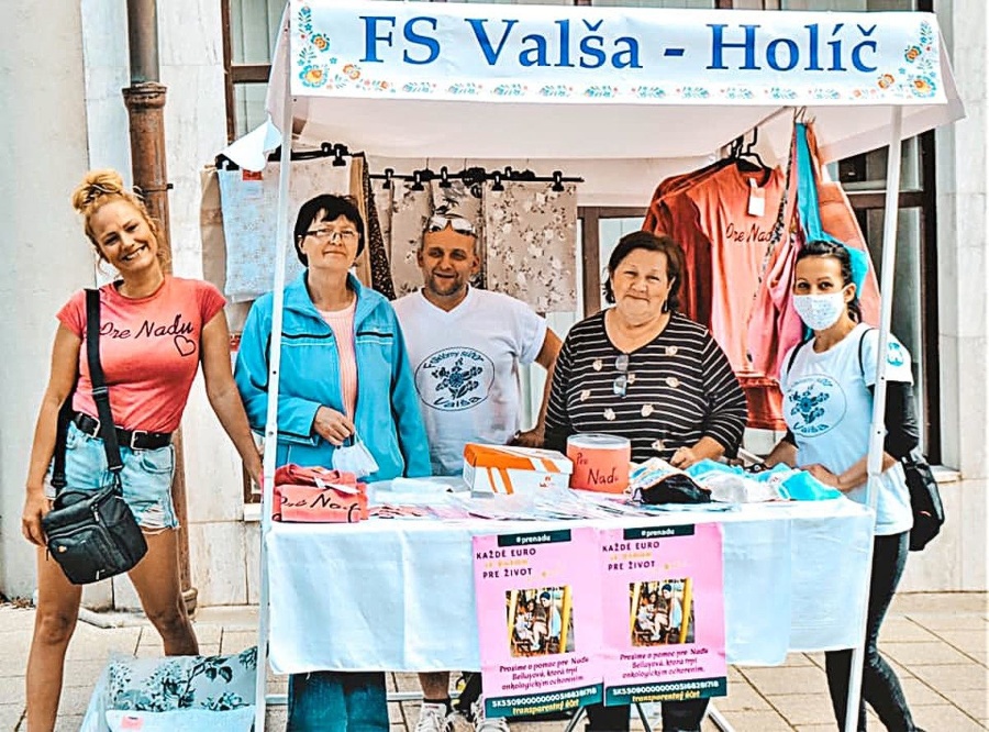 Kolegyne z folklórneho súboru rozbehli zbierky a akcie, ktorými chcú Nadi pomôcť.