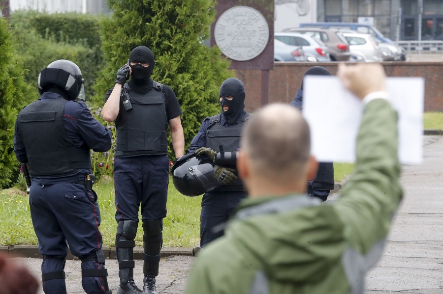 Ozbrojené zložky pred protestujúcim