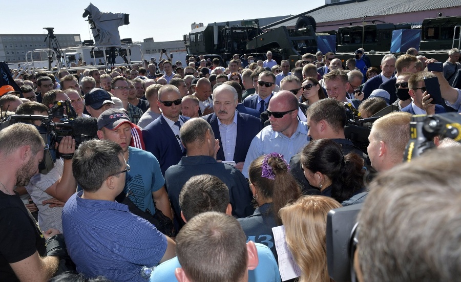 Lukašenko obklopený bodyguardmi medzi