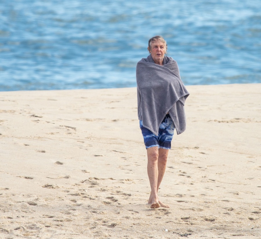 McCartneyho nafotili na pláži.