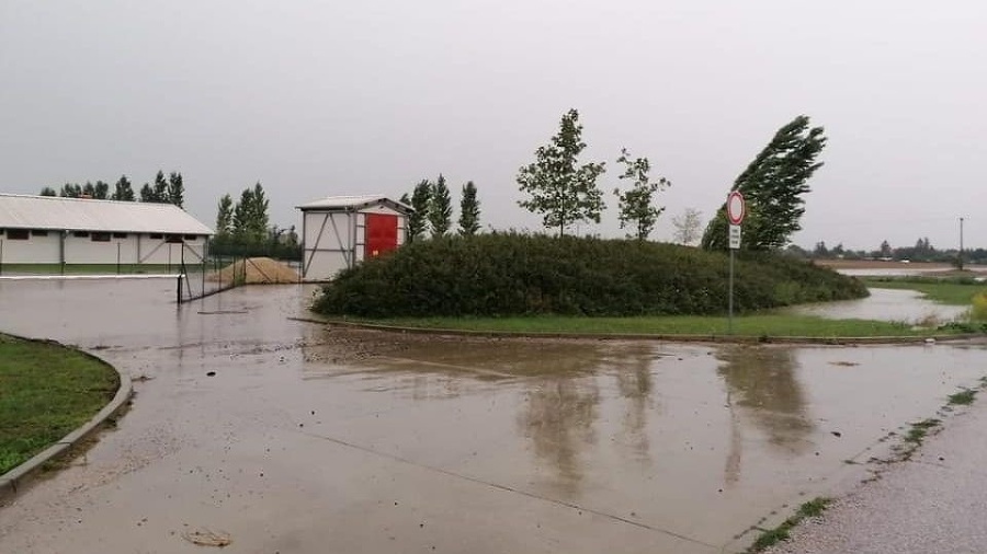V obci Klížská Nemá museli hasiči evakuovať klientov z domova dôchodcov.