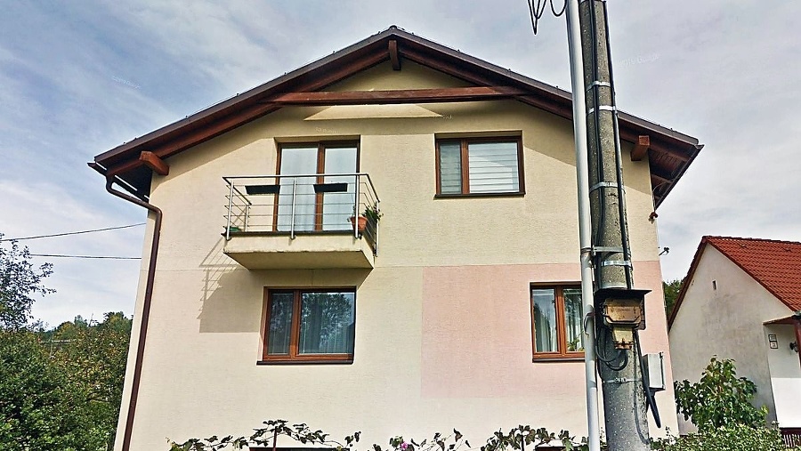 Pred zrútením - Balkón sa zrútil z výšky približne 6 metrov.