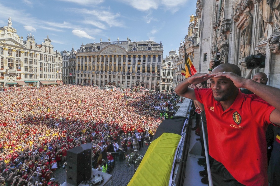 Belgickí futbaloví fanúšikovia oslavujú