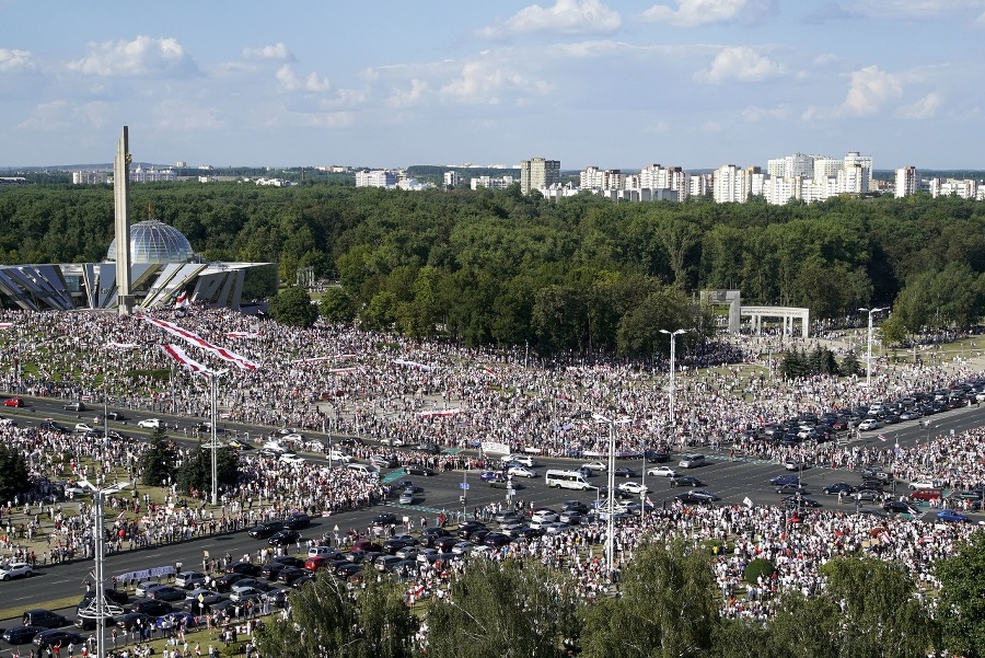 Minskom pochodovali desaťtisíce podporovateľov