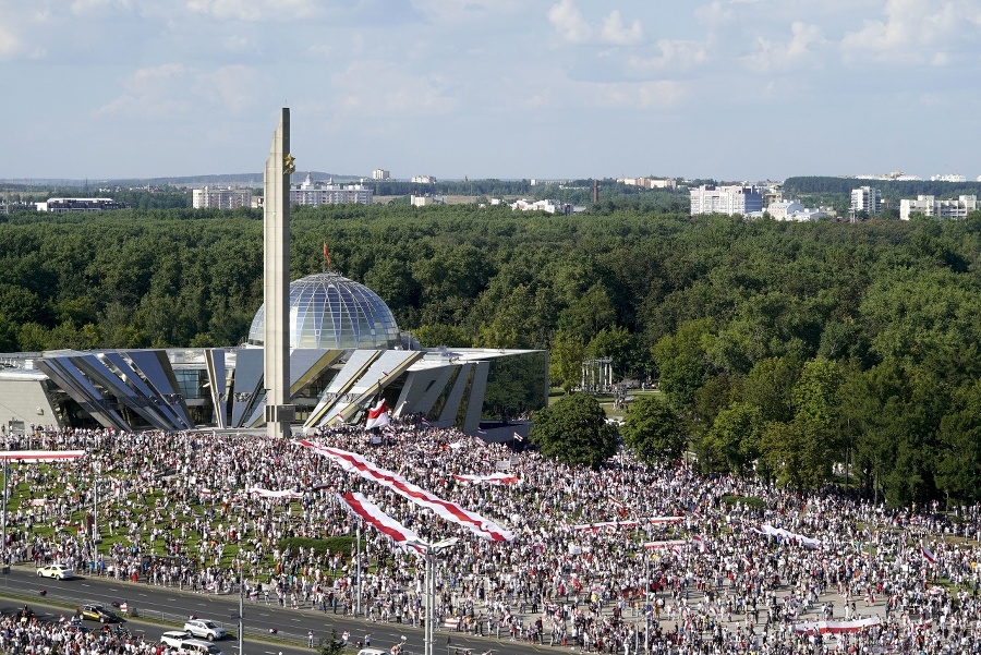 Minskom pochodovali desaťtisíce podporovateľov