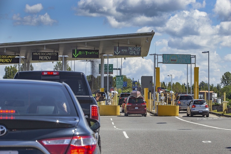 Busy border crossing at