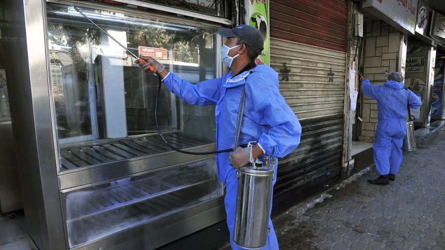 Sýrsky pracovník dezinfikuje ulice,